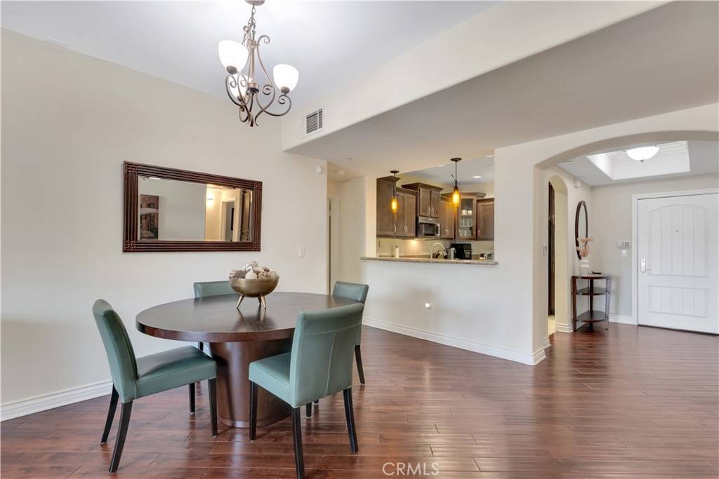 Sherman Oaks, CA 91423,13200 Moorpark ST #201