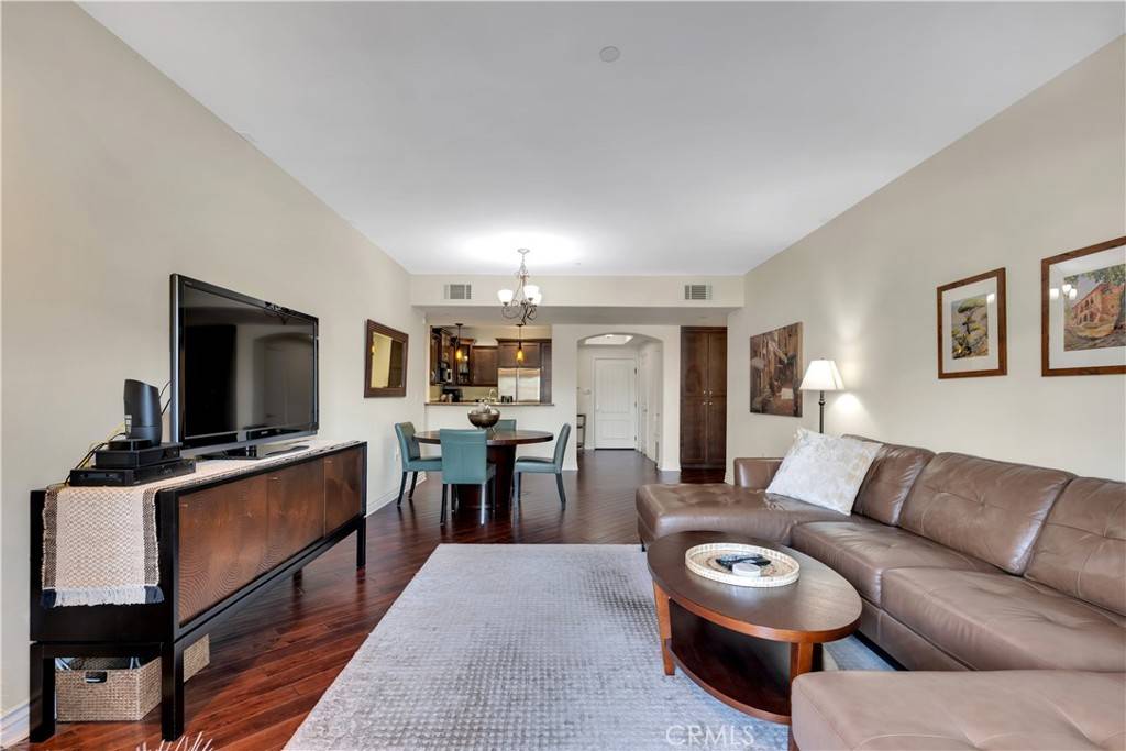Sherman Oaks, CA 91423,13200 Moorpark ST #201