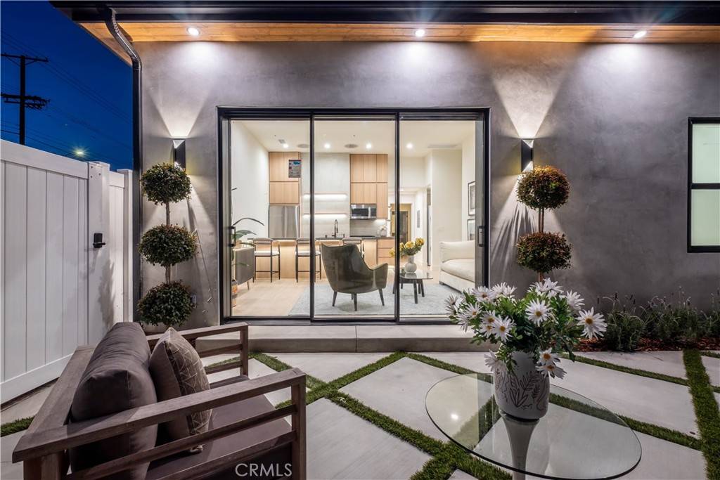 18852 Collins ST, Tarzana, CA 91356
