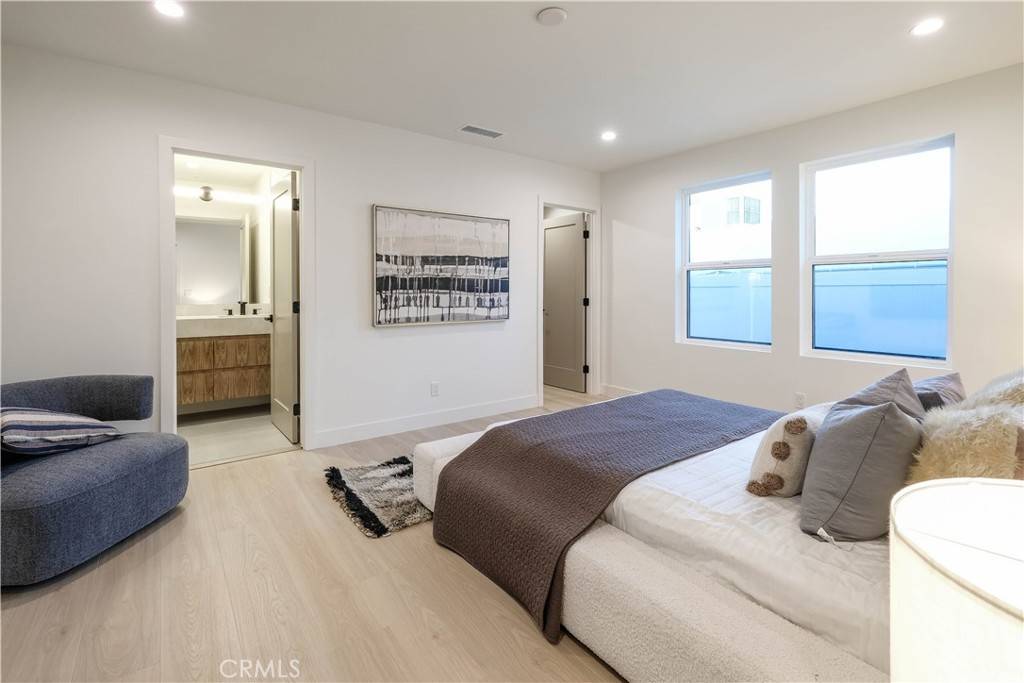 Tarzana, CA 91356,18852 Collins ST