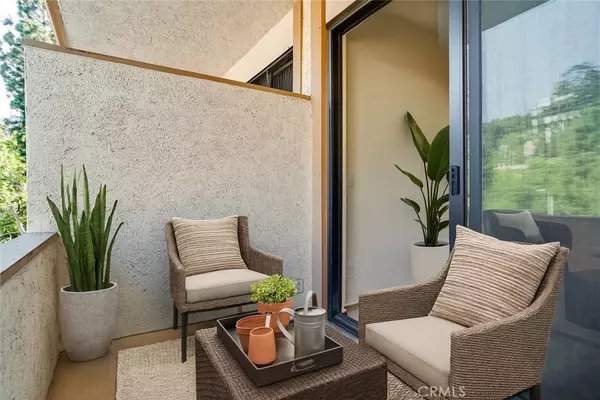 Los Angeles, CA 90068,3480 Barham BLVD #215