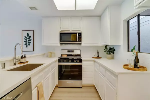Los Angeles, CA 90068,3480 Barham BLVD #215