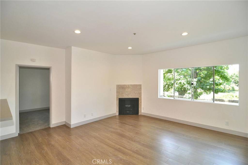 Van Nuys, CA 91411,14914 Hamlin ST #105