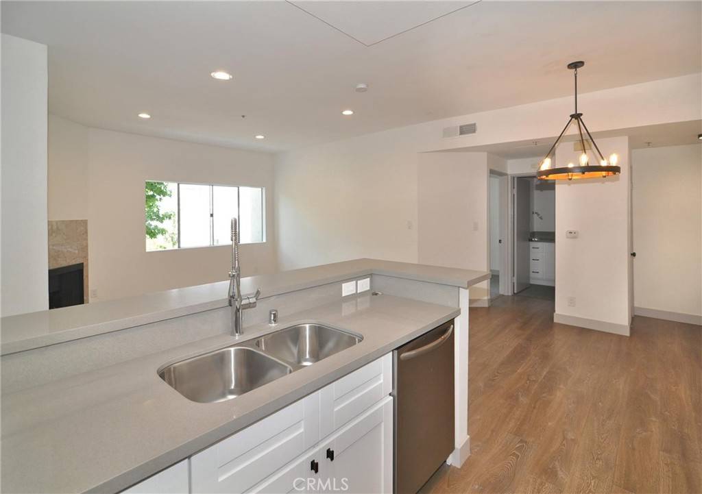 Van Nuys, CA 91411,14914 Hamlin ST #105