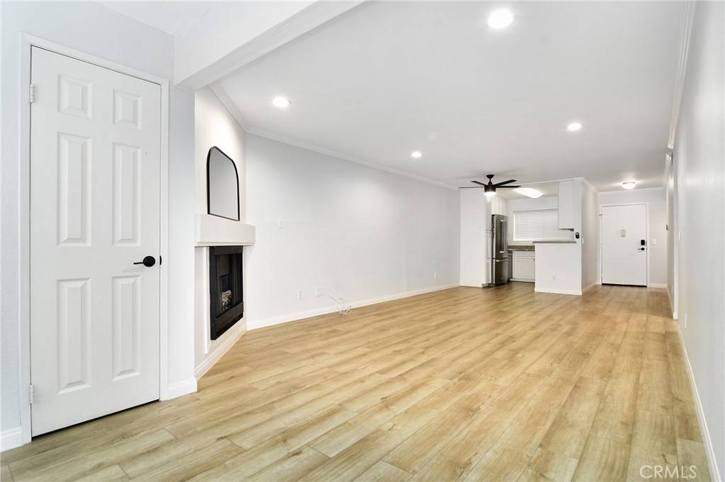 Woodland Hills, CA 91367,5515 Canoga AVE #219