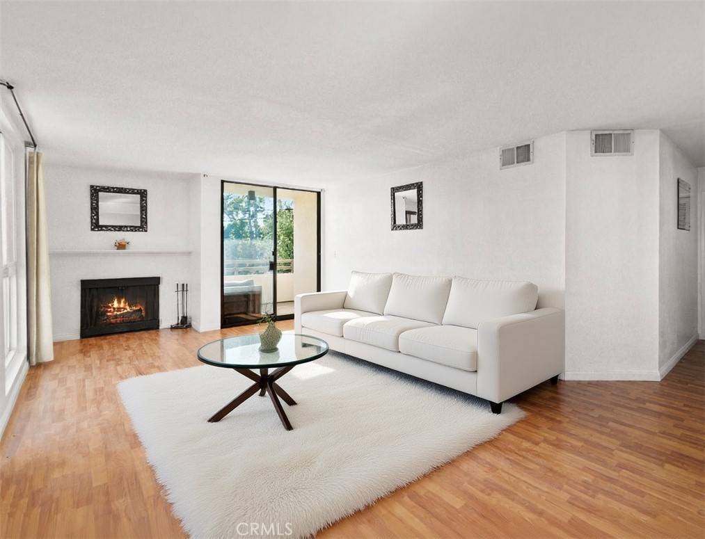 911 N Kings RD #310, West Hollywood, CA 90069