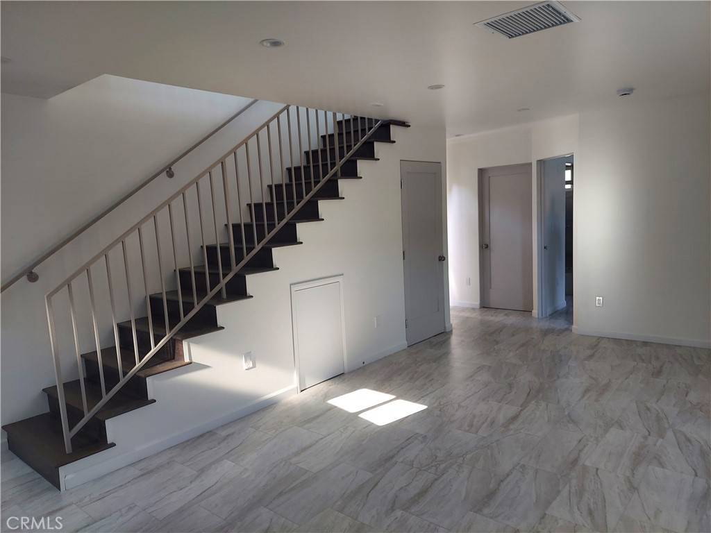Van Nuys, CA 91411,15434 Wyandotte ST