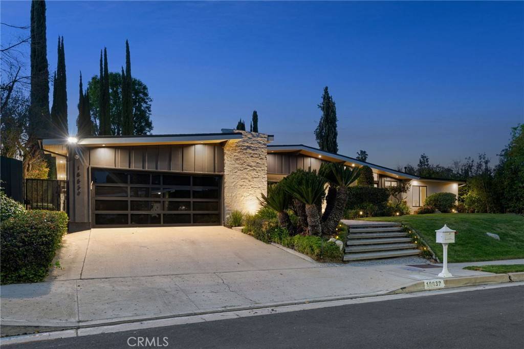 18839 La Amistad PL, Tarzana, CA 91356