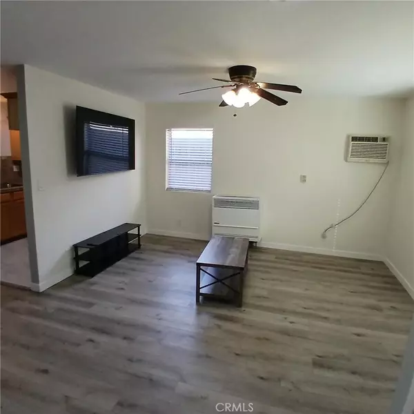 North Hollywood, CA 91601,5717 1/2 Case AVE