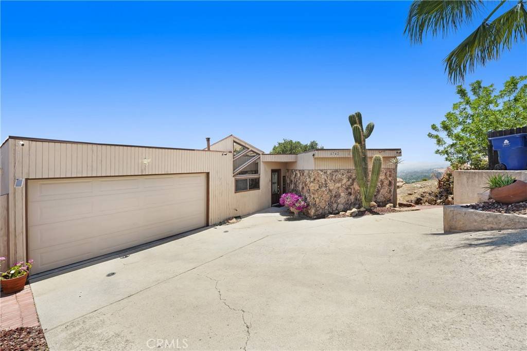 8742 Azul DR, West Hills, CA 91304