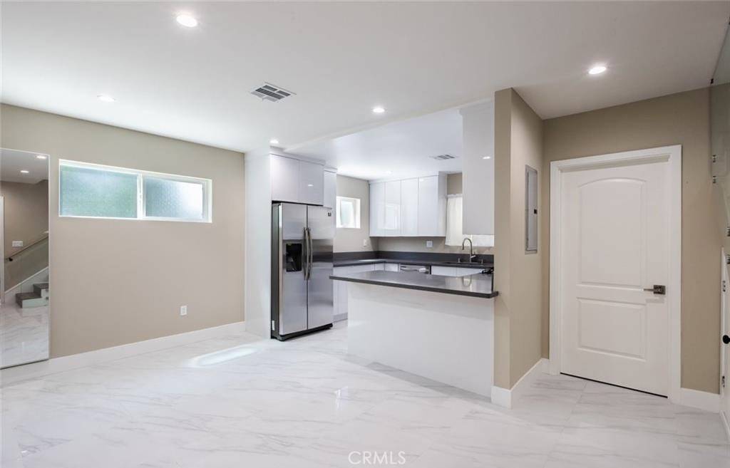 Woodland Hills, CA 91367,5636 Farralone AVE