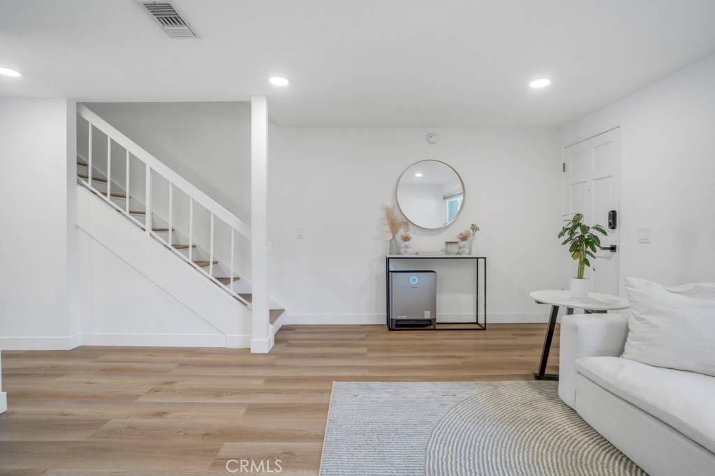 Van Nuys, CA 91406,16723 Vanowen ST