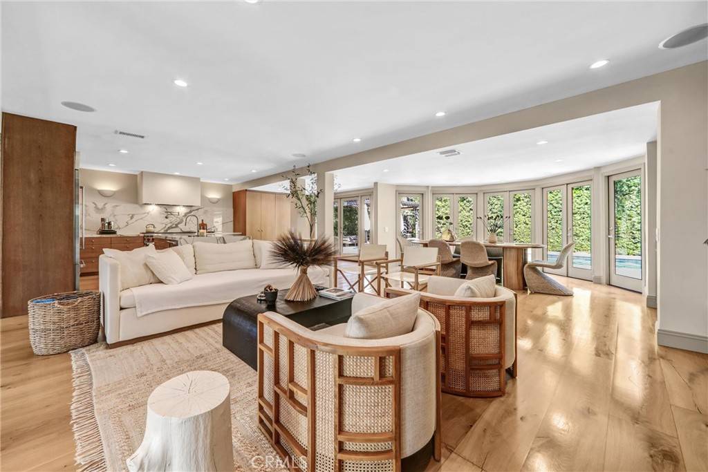 Encino, CA 91436,4060 Harclare LN