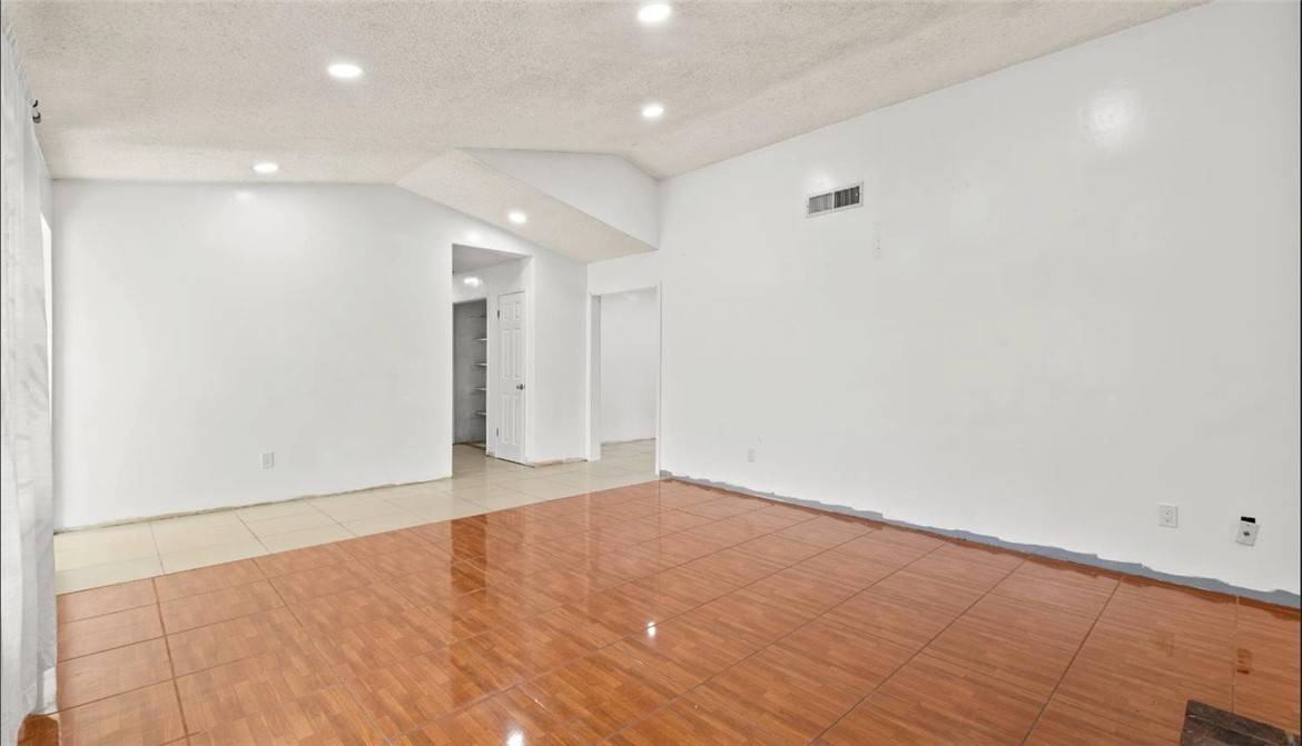 Bakersfield, CA 93308,448 E Warren AVE