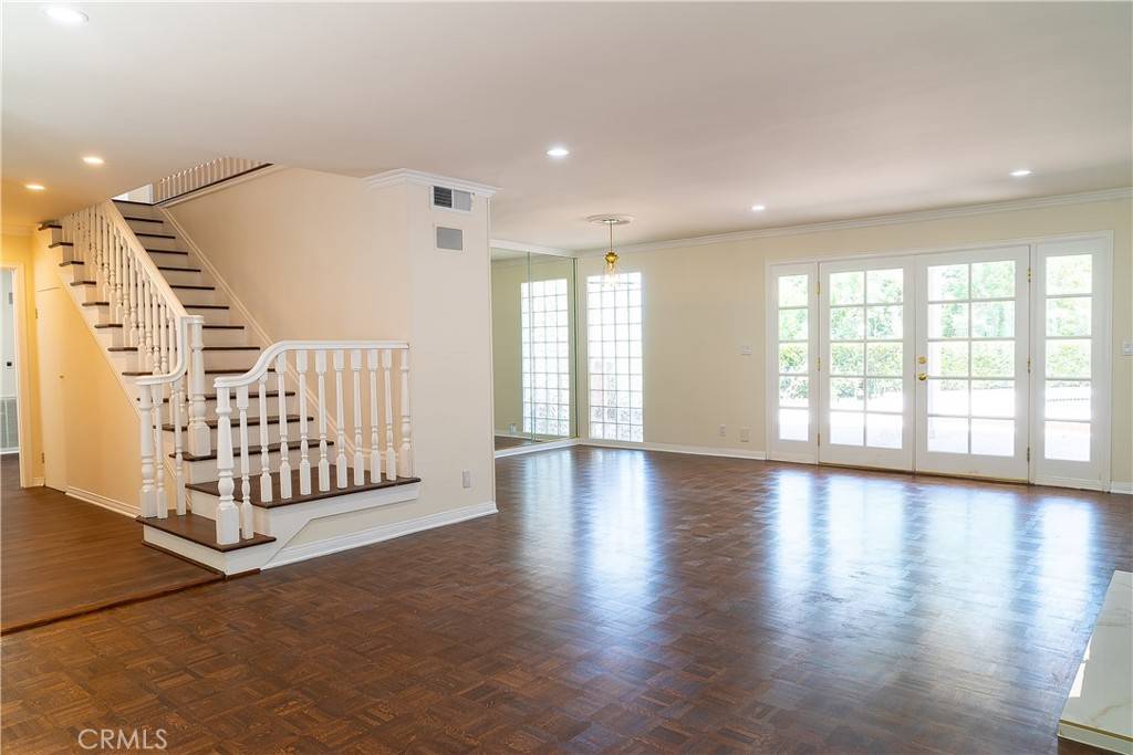 Woodland Hills, CA 91367,24060 Hatteras ST