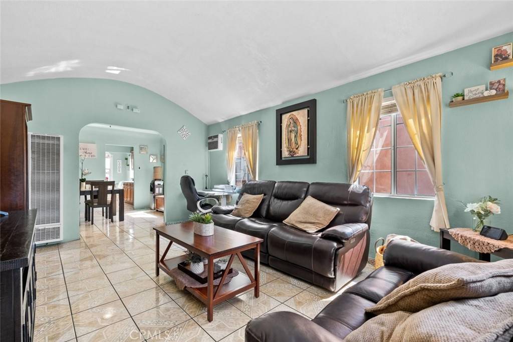 South Gate, CA 90280,8464 San Miguel AVE