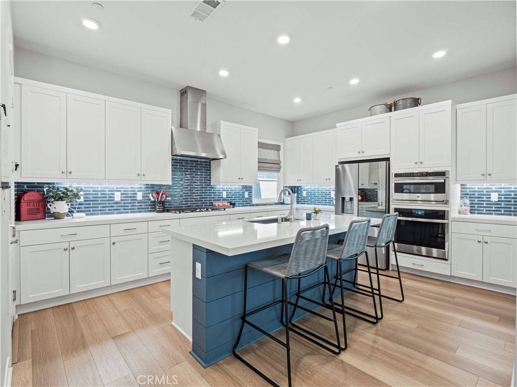 Valencia, CA 91381,27717 Knoll View PL