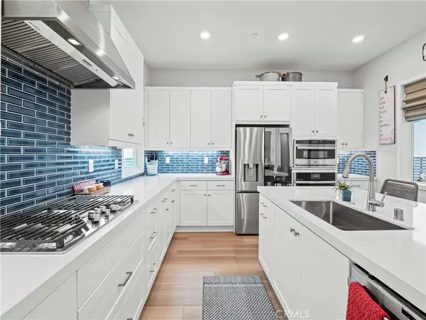 Valencia, CA 91381,27717 Knoll View PL