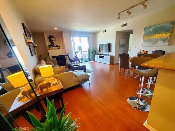 7070 Hawthorn, Hollywood, CA 90028