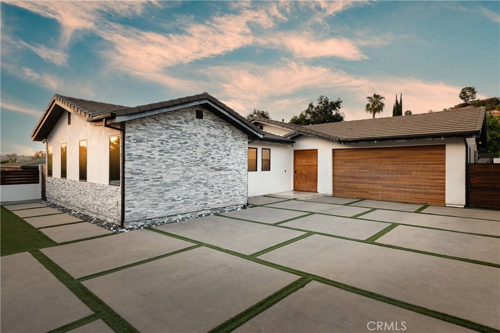 Woodland Hills, CA 91364,21641 Mulholland DR