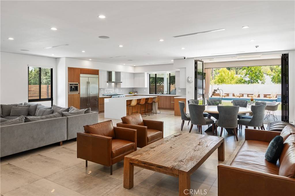 Woodland Hills, CA 91364,21641 Mulholland DR