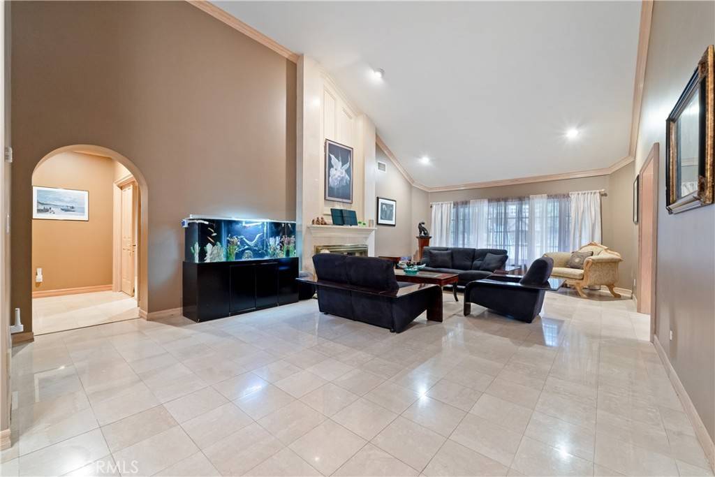 Woodland Hills, CA 91367,6011 Paseo La VIS
