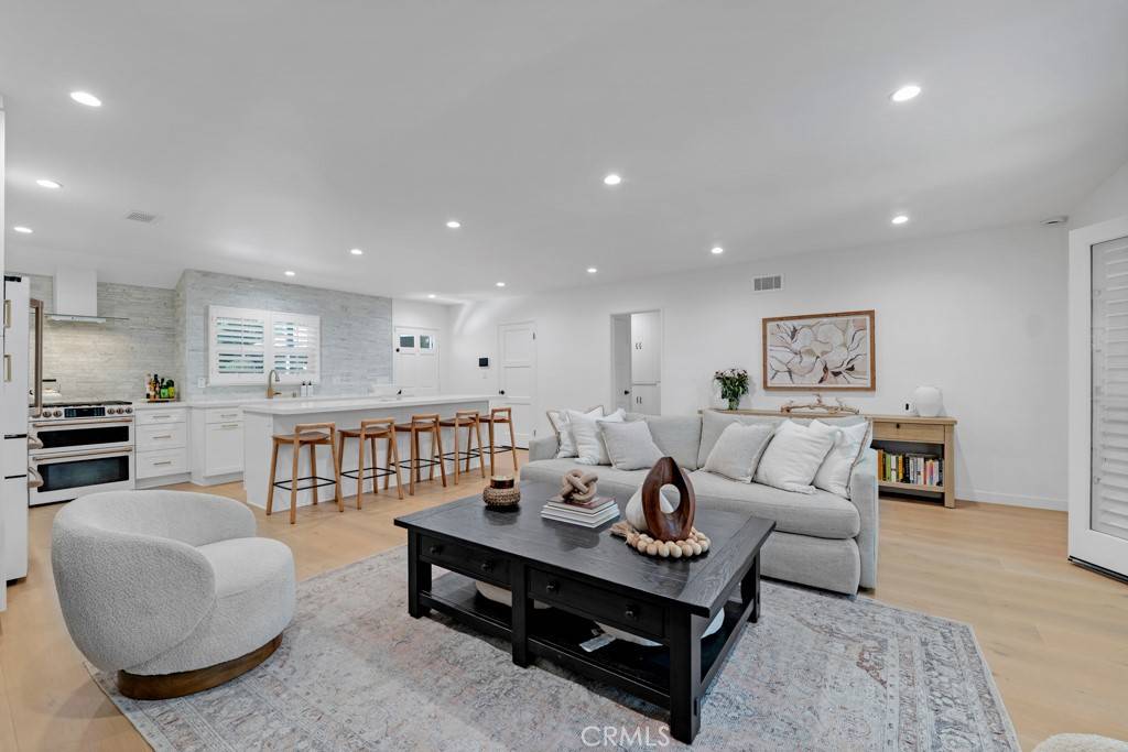 Woodland Hills, CA 91364,21412 Providencia ST