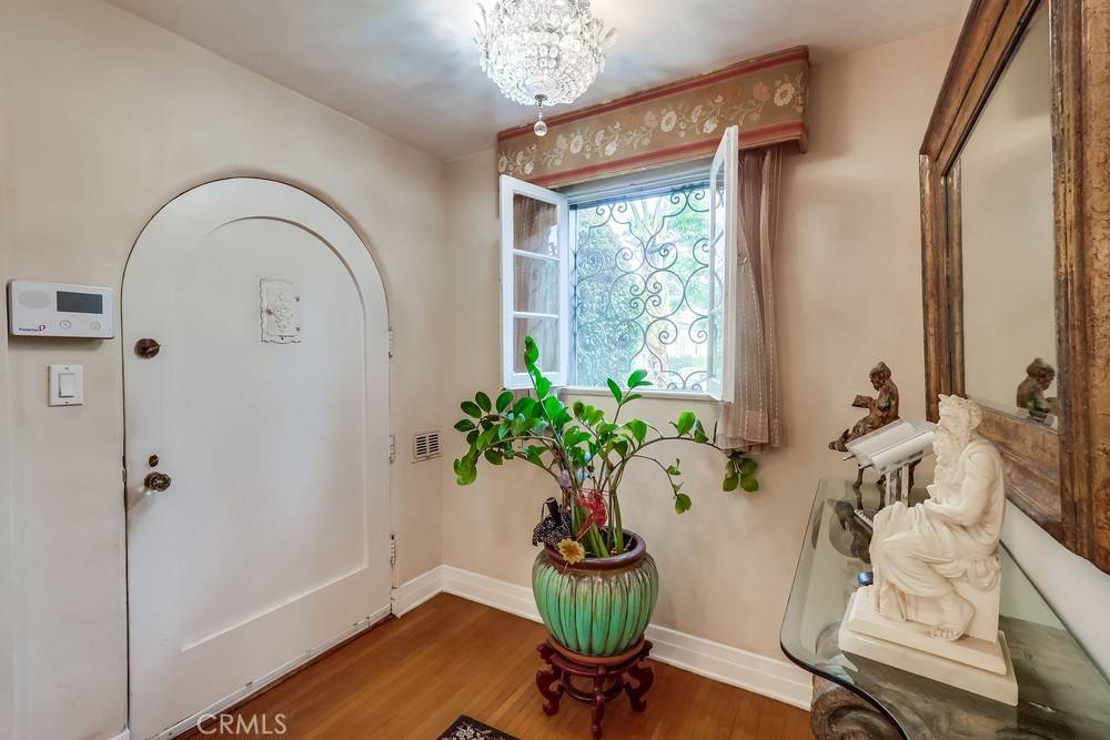 Beverly Hills, CA 90211,129 S Swall DR