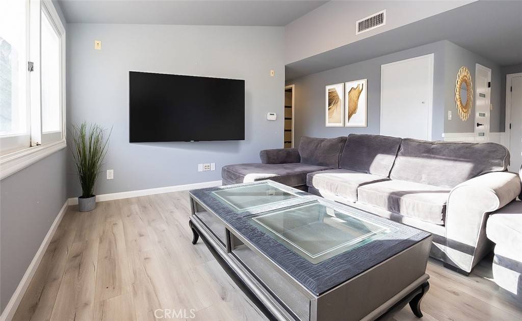 Woodland Hills, CA 91367,5706 Wallis LN