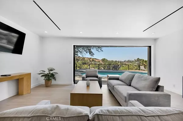 Encino, CA 91436,17072 Oak View DR