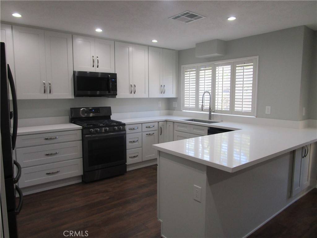 Woodland Hills, CA 91367,20950 Oxnard ST #15