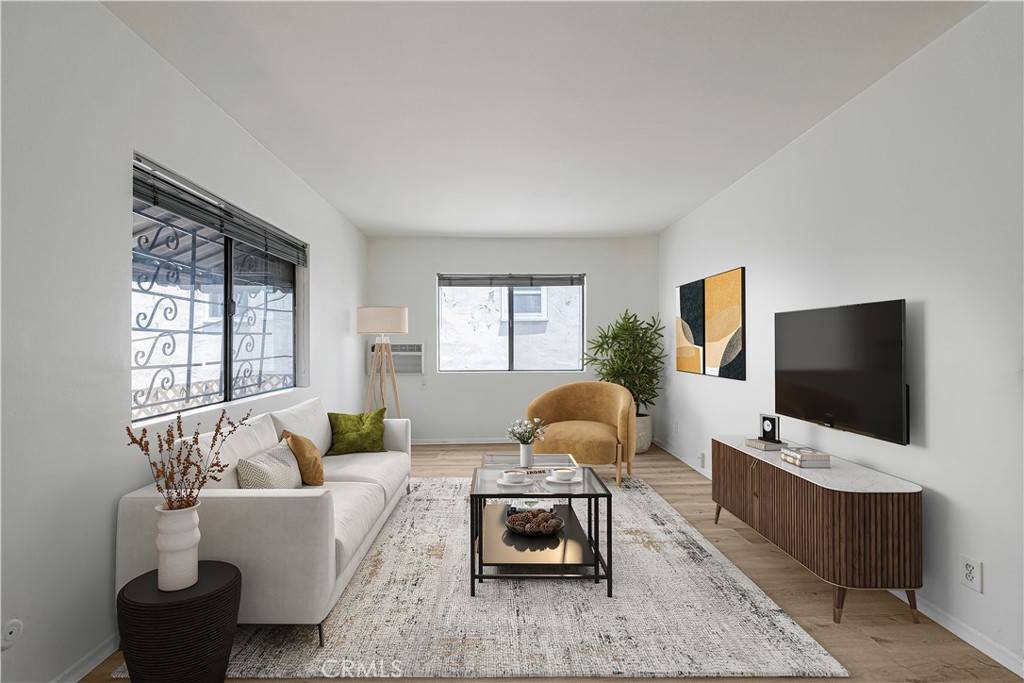 118 S Manhattan PL #6, Los Angeles, CA 90004