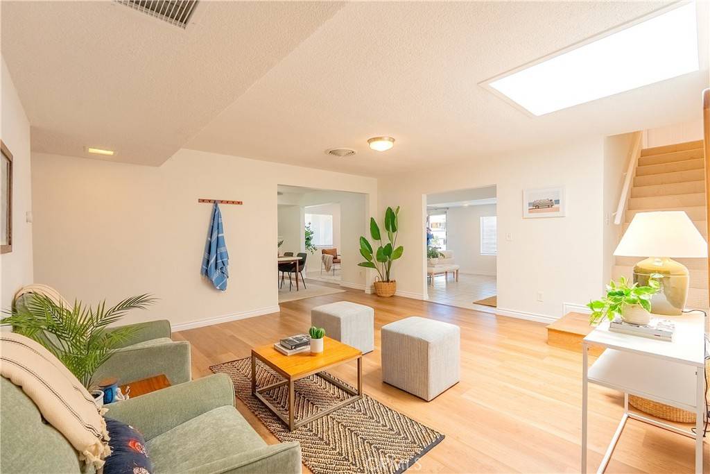 19945 Labrador ST, Chatsworth, CA 91311