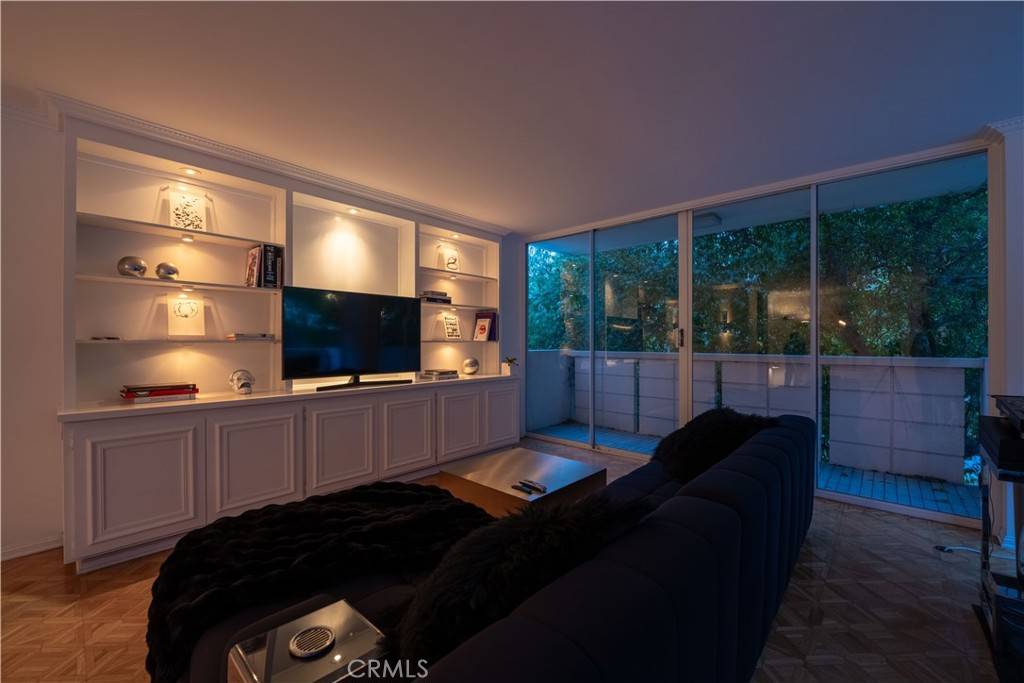 West Hollywood, CA 90069,8787 Shoreham DR #201