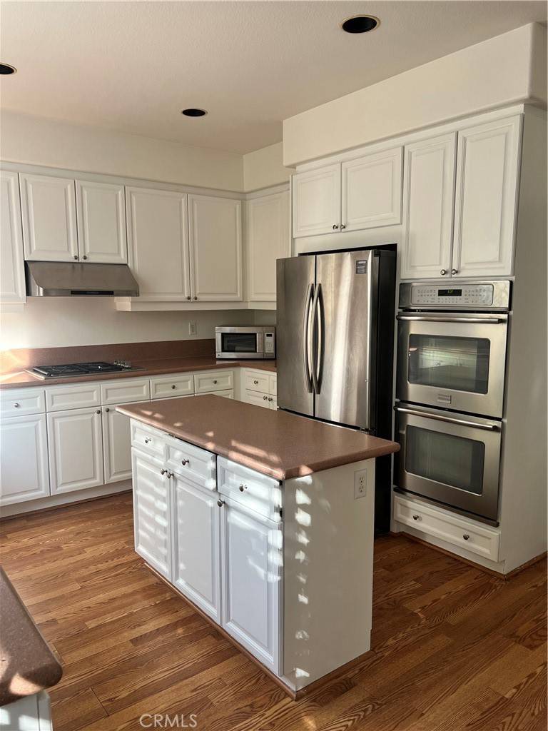 Valencia, CA 91354,23616 Clearidge DR