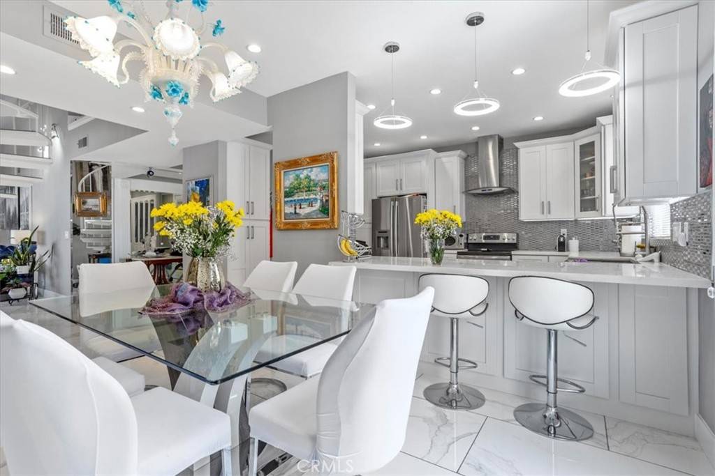 5216 Yarmouth AVE #306, Encino, CA 91316