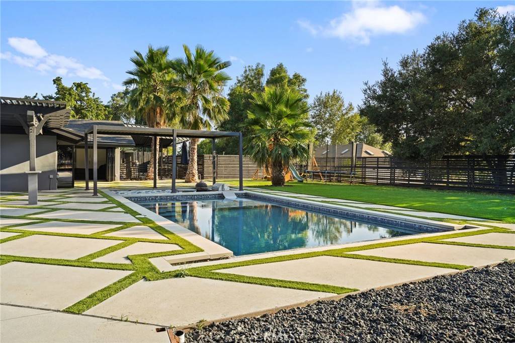 Chatsworth, CA 91311,10405 Lubao AVE