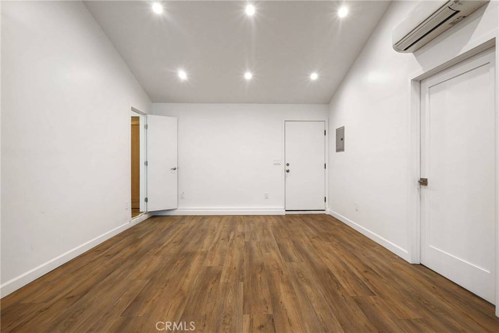 Woodland Hills, CA 91303,6617 Farralone AVE