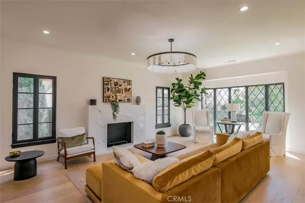 Los Angeles, CA 90036,158 S Formosa AVE