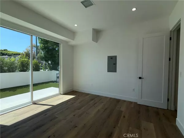 Valley Village, CA 91607,5044 Laurel Canyon BLVD