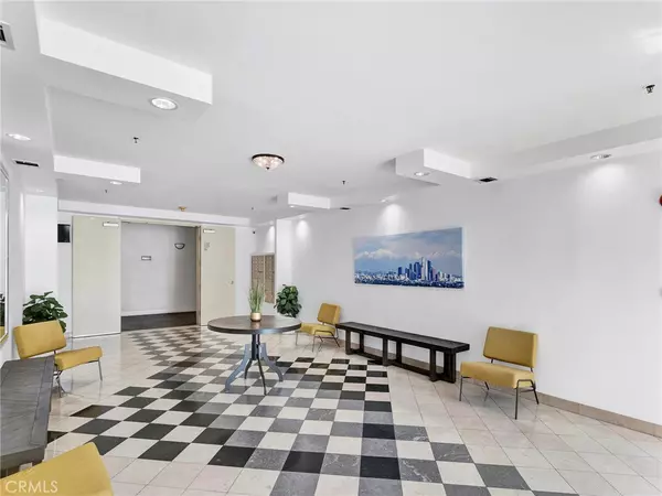 Encino, CA 91316,5350 White Oak AVE #114