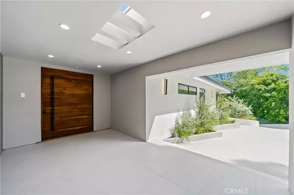 Encino, CA 91436,16105 Clear Oak DR