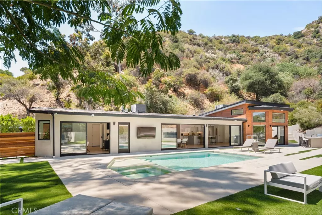 Encino, CA 91436,17137 Escalon DR