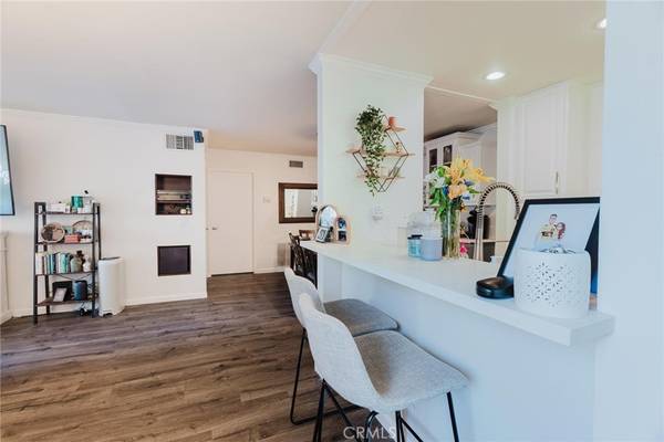 Valencia, CA 91355,25718 Hogan DR #C2