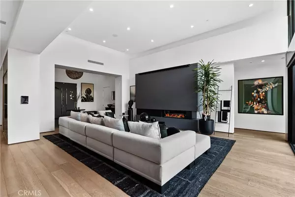 Los Angeles, CA 90068,7139 Macapa DR