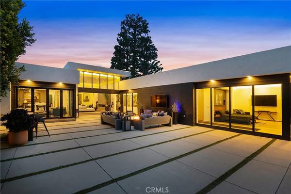 Los Angeles, CA 90068,7139 Macapa DR