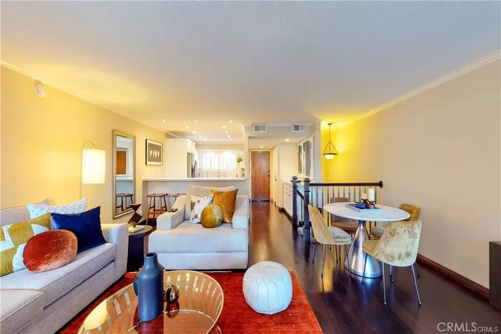 Sherman Oaks, CA 91403,4415 Saugus AVE #208