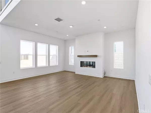 Valencia, CA 91381,27618 Juniper LN