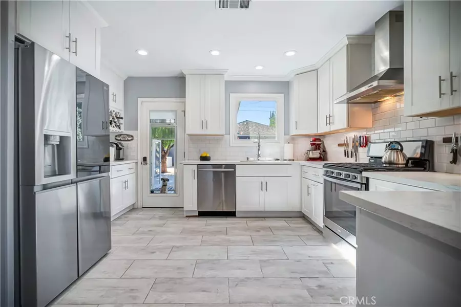 6455 Densmore AVE, Lake Balboa, CA 91406