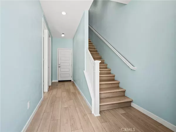 Valencia, CA 91381,27148 Valley Oak PL